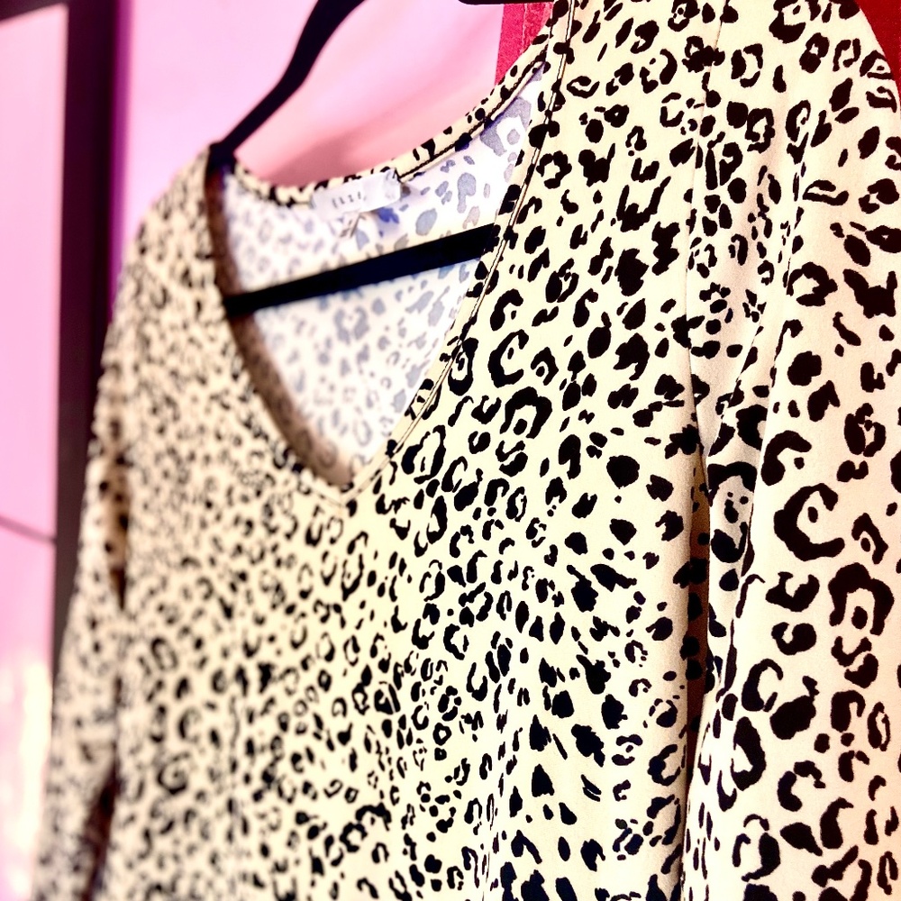 Gaze Jaguar 🐆 Print Stylish V-Neck Top Contemporary Chic Leopard Women’s Medium - Picture 3 of 4